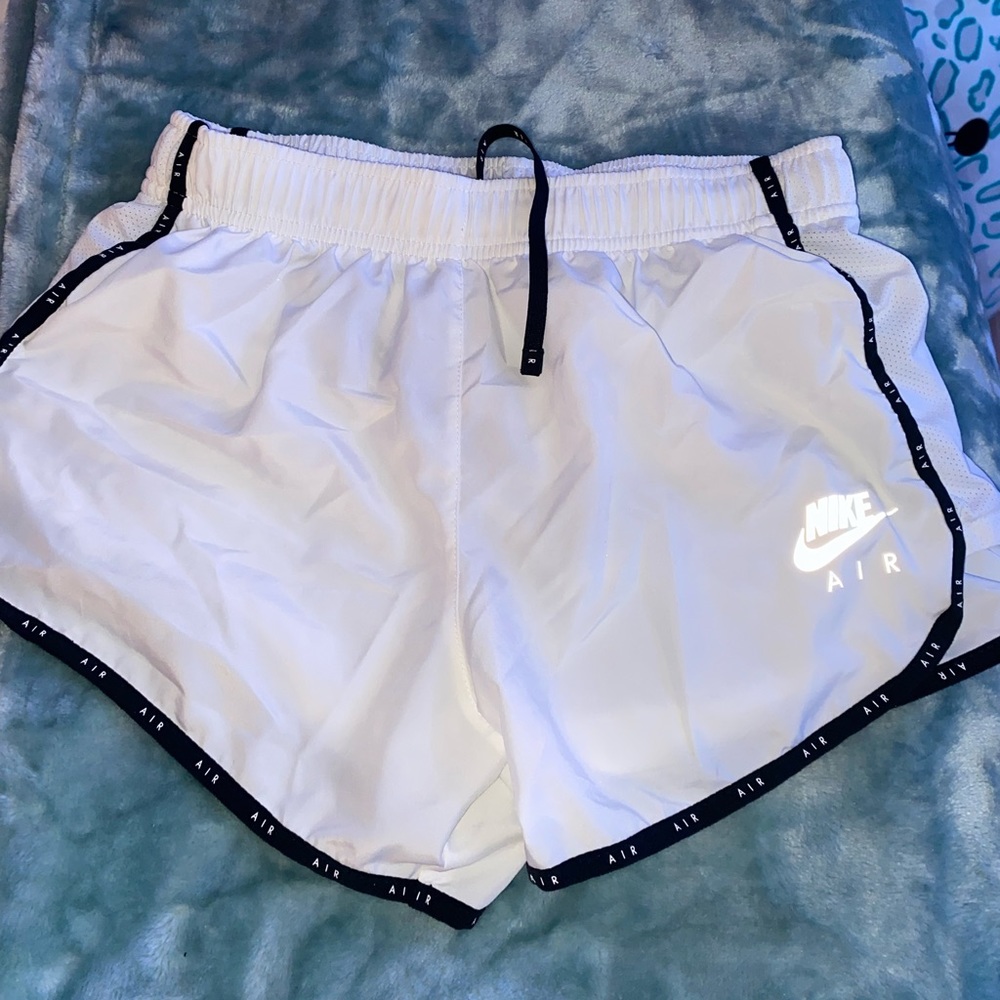 WHITE NIIKE AIR SHORTS